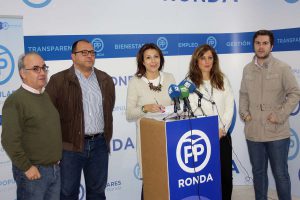 Los concejales populares en rueda de prensa.