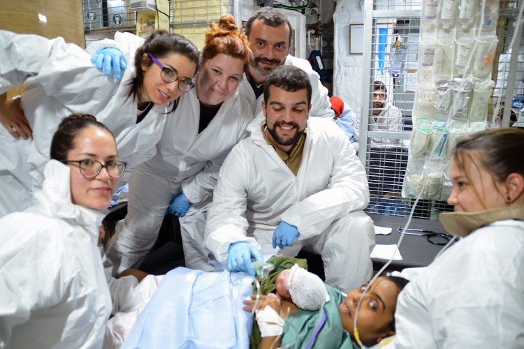 La teniente médico rondeña Laura Rodríguez asiste el parto de una inmigrante en la fragata Navarra