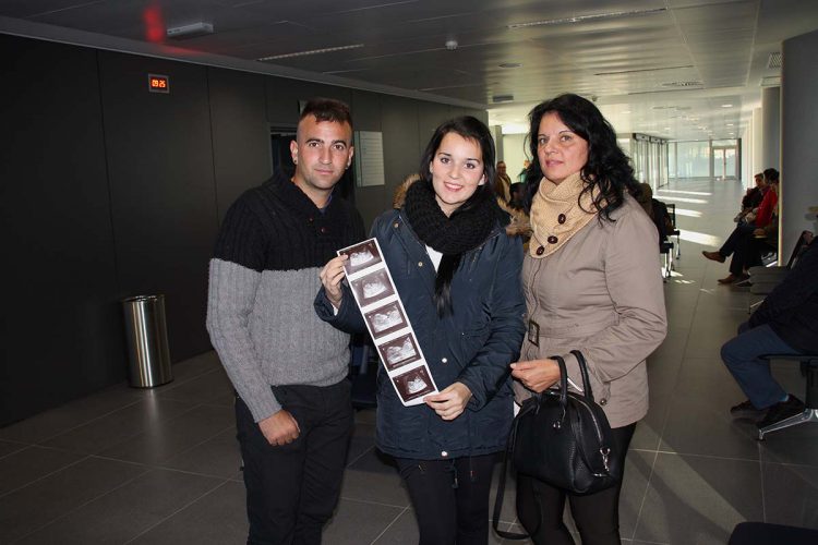 Una joven embarazada de Algodonales, Maite Flores, es la primera paciente que recibe el nuevo Hospital de la Serranía