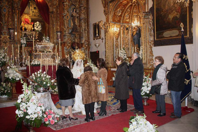 Los rondeños cierran de forma multitudinaria los cultos en honor de la Patrona, la Virgen de la Paz, con el tradicional besamanos