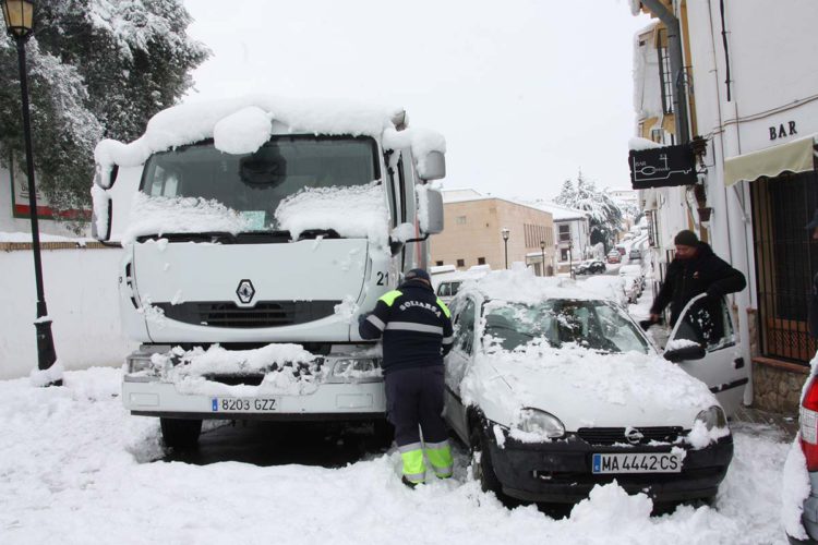 Caos en Ronda por la falta de previsión y de coordinación del Ayuntamiento ante la intensa nevada