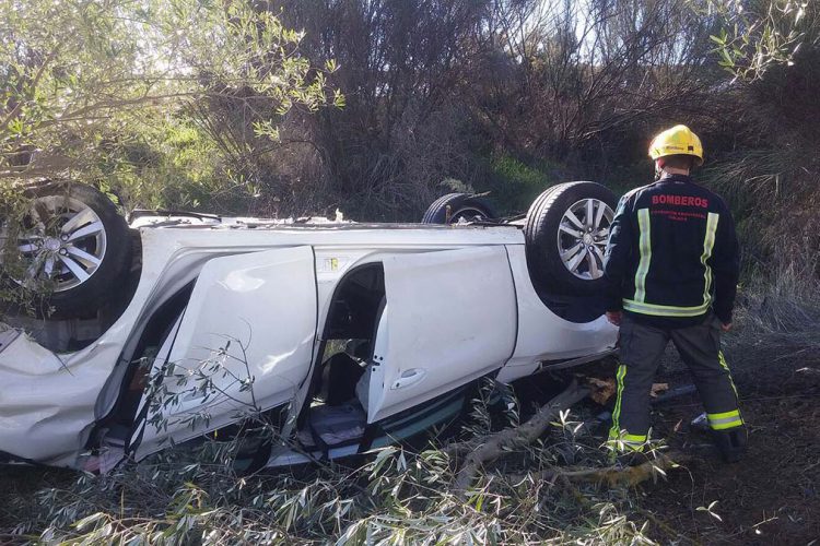 Dos jóvenes resultan heridos leves al caer el coche en el que viajaban por un desnivel en la circunvalación de Ronda