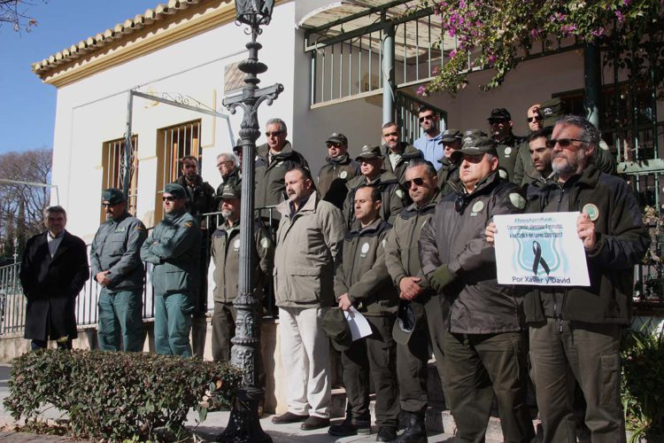 Concentración de agentes de Medio Ambiente en homenaje de los dos compañeros asesinados en Cataluña por un cazador furtivo