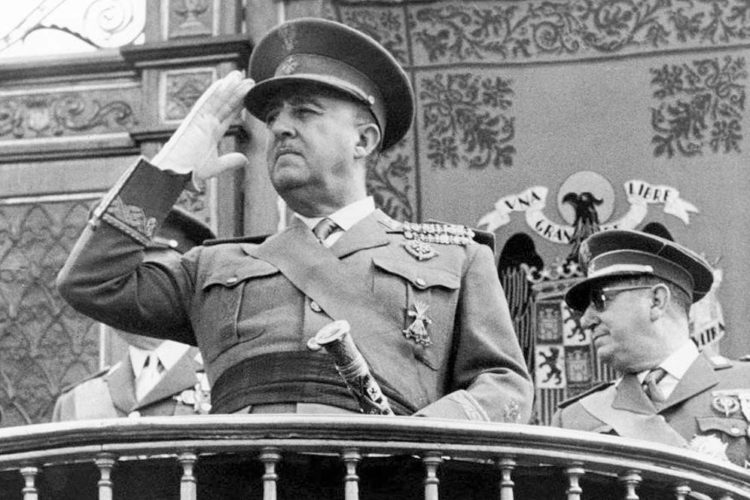 El Ayuntamiento iniciará un expediente para retirarle a Franco la medalla de oro de la ciudad y el título de hijo adoptivo