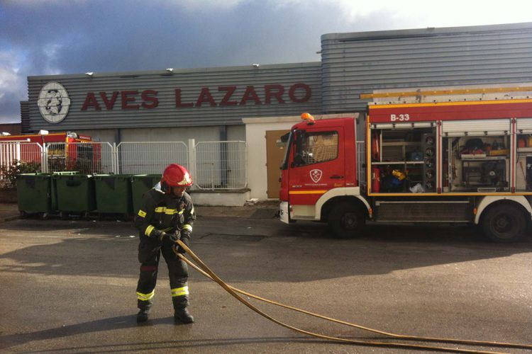 Los bomberos dan por extinguido el incendio registrado en la antigua fábrica de Aves Lázaro