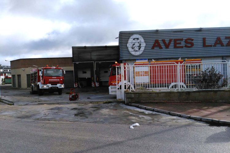 Un incendio calcina esta madrugada gran parte de la antigua fábrica de Aves Lázaro