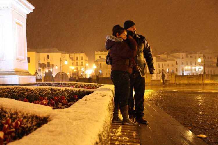 La nieve se hace esperar pero irrumpe en Ronda al entrar la noche