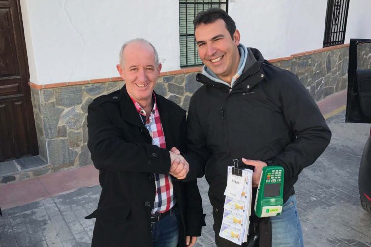 Ángel Cárdenas, vendedor de la ONCE: «El premio ha estado muy repartido por todo Montejaque»