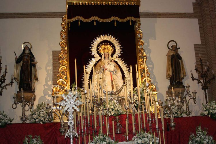 La Patrona, la Virgen de la Paz, bendice a todos los rondeños en el primer día de su novena