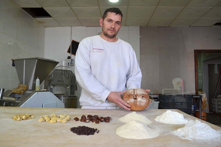 El auténtico pan de castaña se elabora de forma artesanal en Pujerra