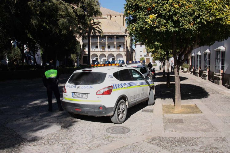 La Policía Local detiene a un hombre que propinó varios golpes y fracturó la tibia y el peroné a su pareja