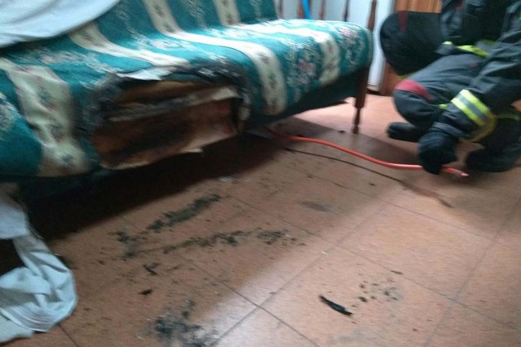 Una mujer sufre quemaduras en las manos al intentar sofocar un conato de incendio en su vivienda