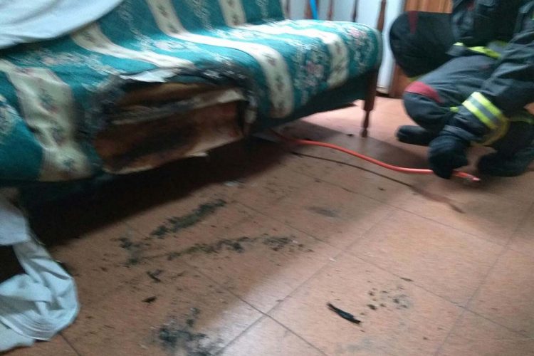 Una mujer sufre quemaduras en las manos al intentar sofocar un conato de incendio en su vivienda