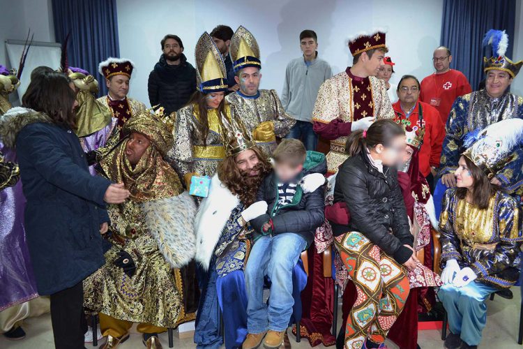 Los Reyes Magos visitan a colectivos e instituciones en su segundo día en Ronda