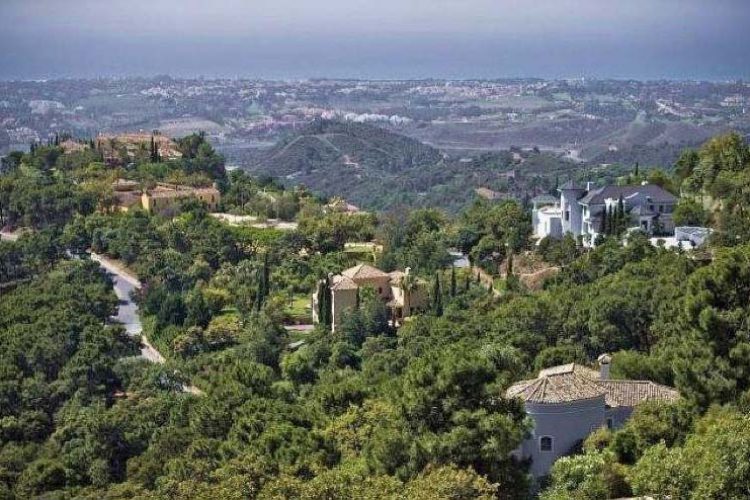 Un obrero de la construcción de Ronda fallece en La Zagaleta al ser atropellado por una grúa