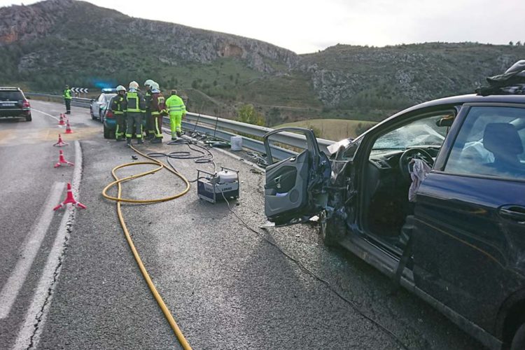 Una mujer muerta y un hombre herido al colisionar frontalmente dos turismos en la A-367 Ronda-Málaga