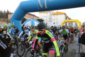 Los ciclistas en la salida.