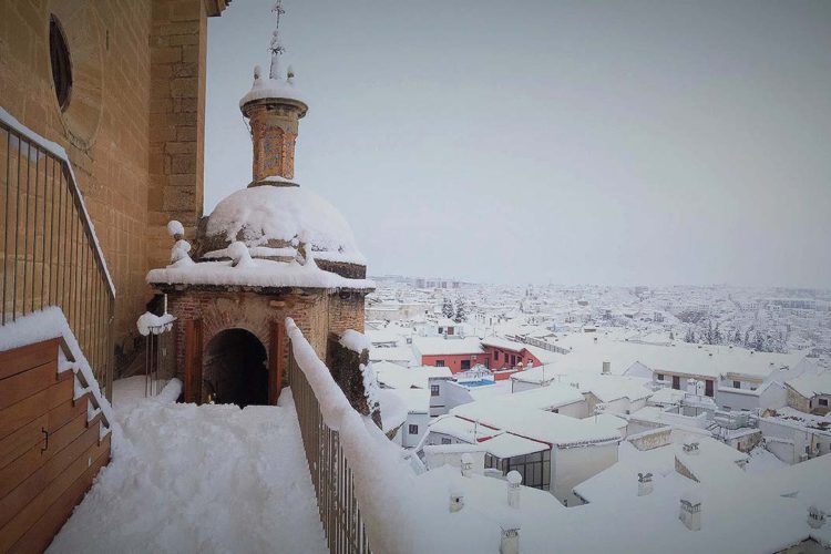 La pasarela turística que recorre las cubiertas de Santa María la Mayor se inaugurará el 8 de marzo