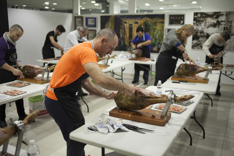 Una escuela de cortadores en la Casa del Jamón