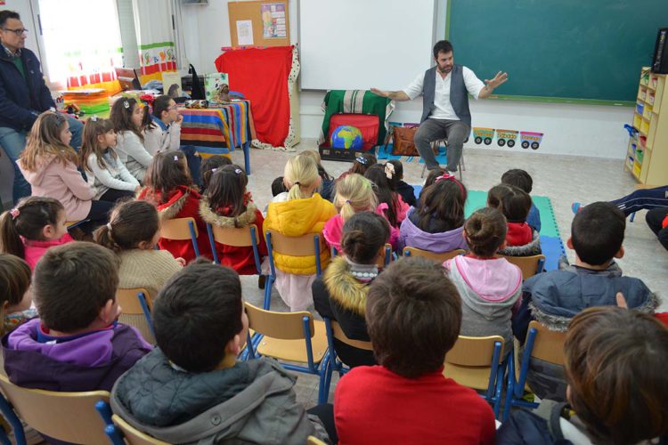 Los alumnos del Colegio Público Rural del Alto Genal celebran el día de Andalucía todos juntos en Alpandeire