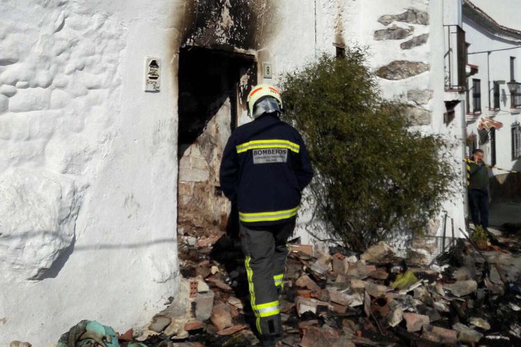 Fallece una mujer en Benadalid tras declararse un incendio de madrugada en su vivienda