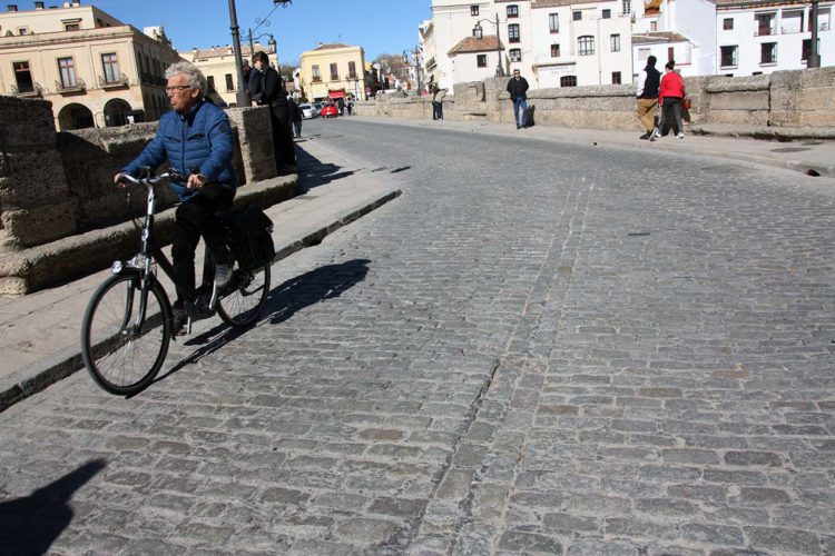 Los vecinos de San Francisco sólo aceptarán que se corte el Puente Nuevo si es para reparar las filtraciones de agua