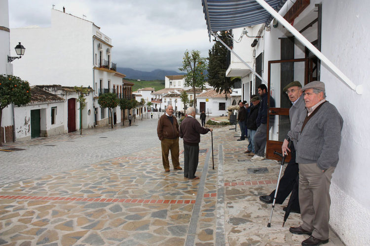 Colectivos de la provincia debaten para evitar el despoblamiento rural en la Serranía de Ronda