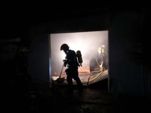 Los bomberos han estado trabajando toda la noche.