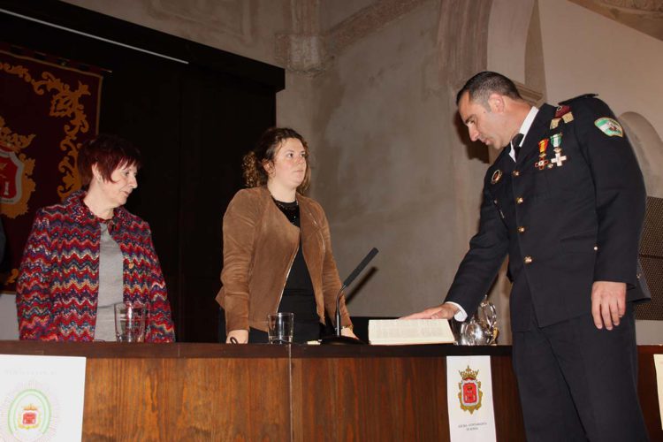 El nuevo jefe de la Policía Local jura el cargo arremetiendo contra “los que están intentando buscar oscuridades en mí» y cuestionando a la prensa