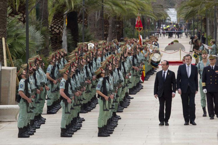 La Legión de Ronda da la bienvenida a Rajoy y a Hollande a su llegada a Málaga para la cumbre Hispano-Francesa