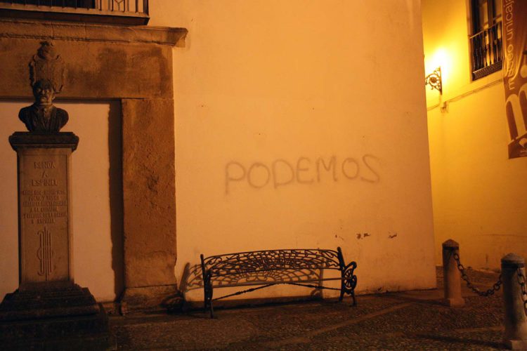 Unos desconocidos realizan pintadas con la palabra ‘Podemos’ en la casa de la alcaldesa y en la del portavoz de APR