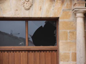 Ventana por la que entraron a la iglesia.