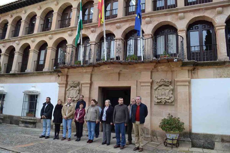 Nueva concentración a las puertas del Ayuntamiento tras las últimas mujeres muertas por violencia de género