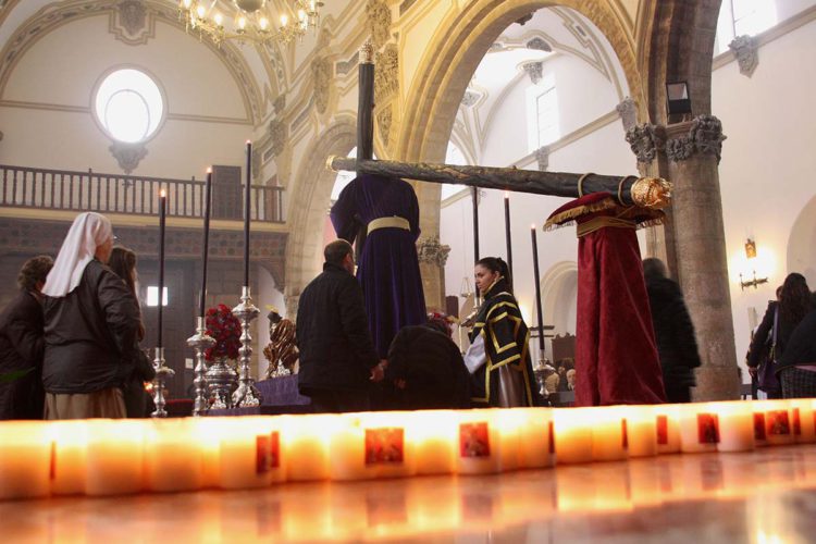 Miles de rondeños rinden culto un año más a Padre Jesús en el tradicional y devoto besapie