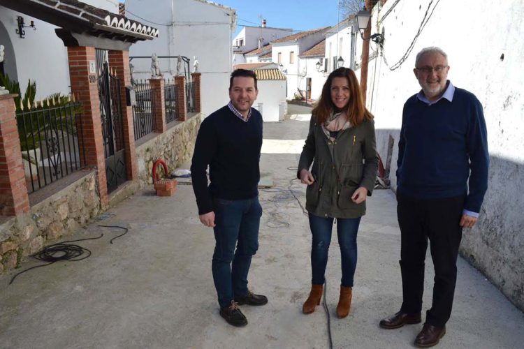 El Ayuntamiento de Cartajima actúa en la zona alta del pueblo para eliminar el cableado aéreo