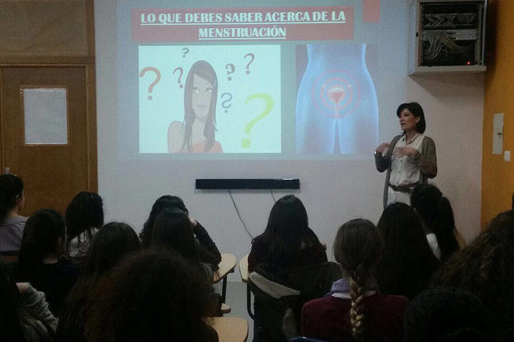 La Unidad de Gestión Clínica de Algatocín ofrece una charla a 50 alumnas de secundaria para informar y desterrar mitos sobre la menstruación