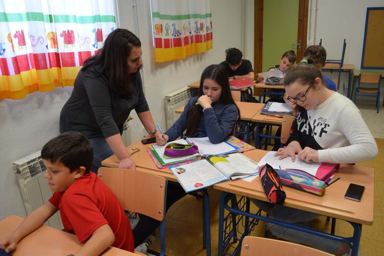 Faraján ofrece clases de refuerzo a los estudiantes del pueblo así como a los adultos que quieran ampliar sus conocimientos