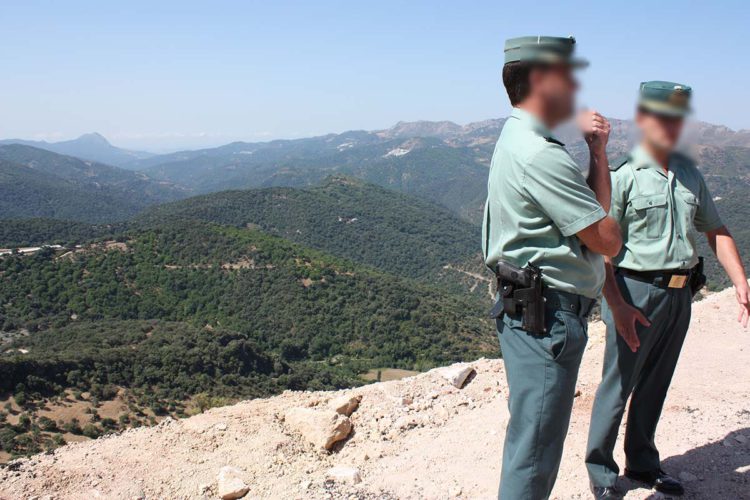 La Guardia Civil detiene a un joven de Benaoján por robar embutidos y quesos en dos coches