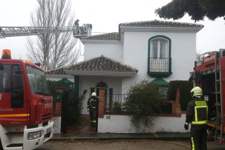 Un hombre es asistido por inhalación de humo tras declararse un incendio en su vivienda