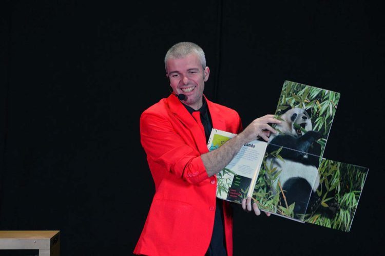 El mago rondeño Luigi Ludus presenta este domingo en el Teatro Espinel su nuevo espectáculo ‘Cantando bajo la magia’