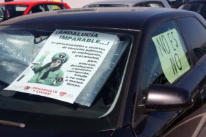 Carteles contra la política que mantiene Díaz.