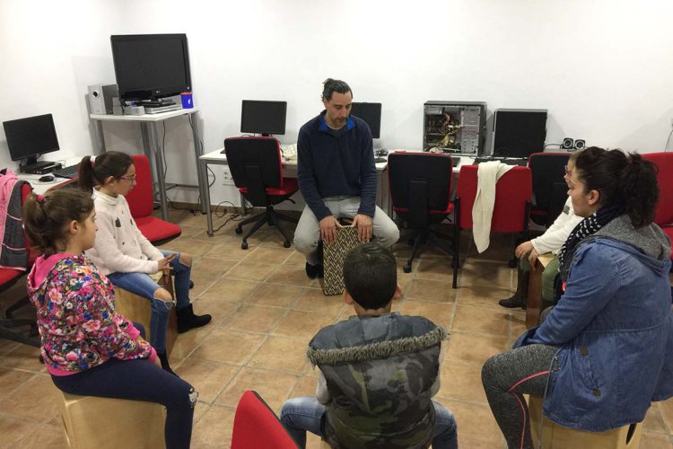 Más de quince vecinos de Parauta participaron en un taller de percusión