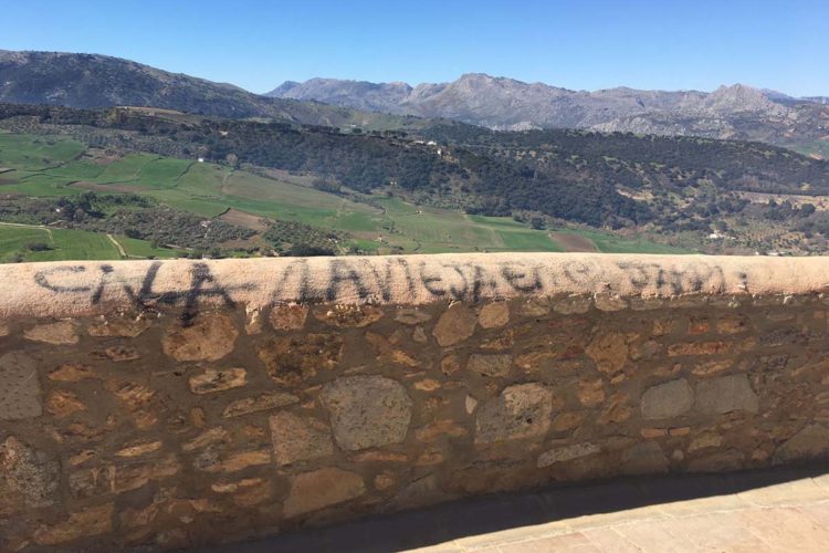 Aparecen nuevas pintadas en el Paseo de Los Ingleses que serán retiradas por la empresa pública de limpieza Soliarsa