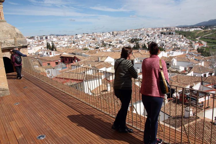 Cerca de 5.000 personas visitan la pasarela de la Colegiata de Santa María en sus primeros quince días de funcionamiento