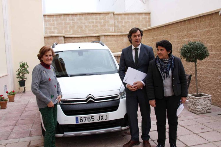 La Fundación Unicaja colabora con Proyecto Hombre para la adquisición de una furgoneta para los traslados de los usuarios