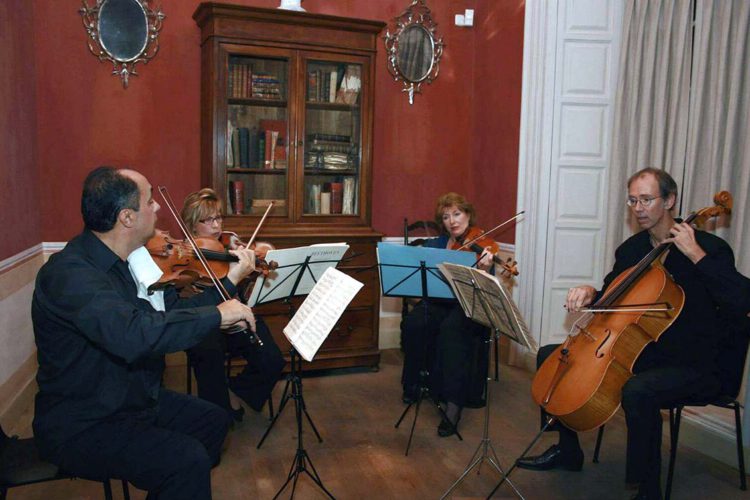 La Fundación Unicaja ofrece este sábado en Ronda un concierto del grupo de cámara Ensemble Mainake y la pianista Paula Coronas