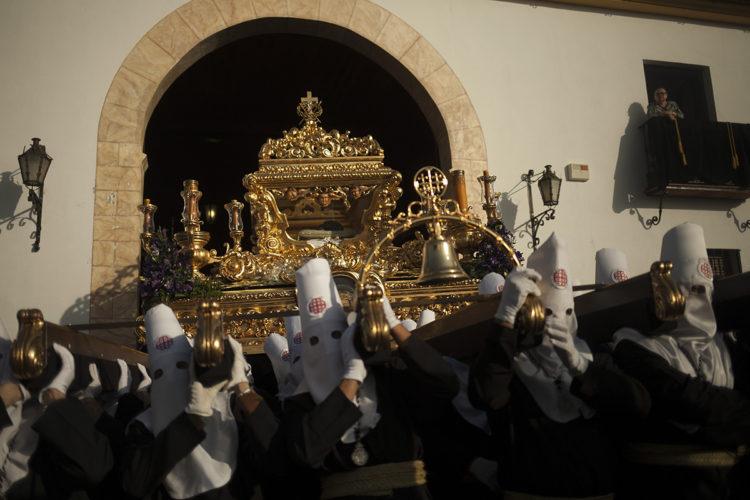 Luto y recogimiento en la tarde del Viernes Santo con el Cristo Yacente y Nuestra Señora de la Soledad