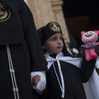 Un pequeño nazareno de María Santísima en La Soledad durante la estación de penitencia,