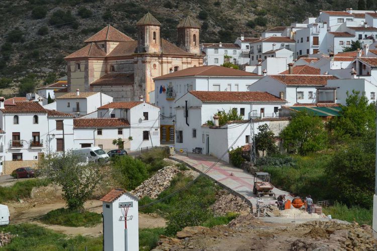 Una nueva avenida permitirá el acceso de las ambulancias al consultorio médico de Alpandeire