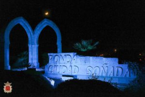 Los arcos de la entada al barrio de San Francisco se iluminaron de color azul este pasado domingo.